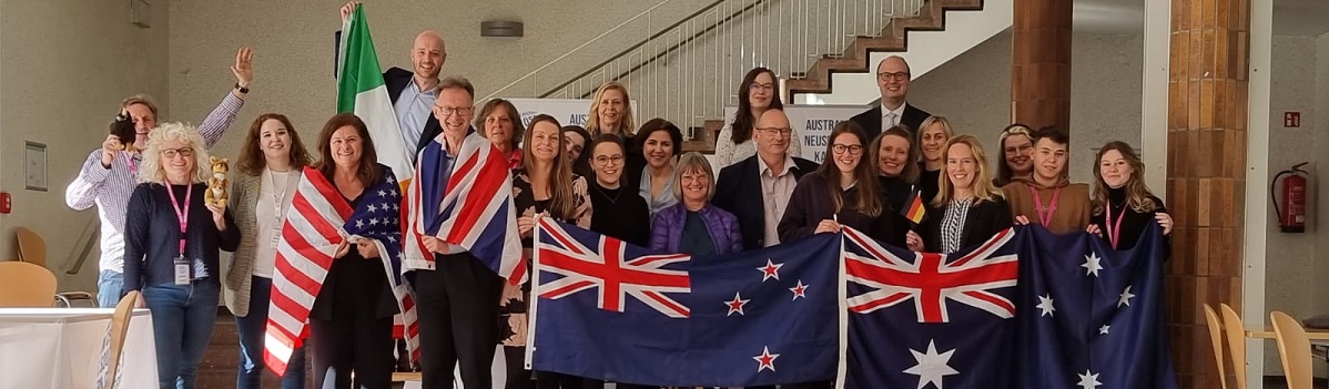 Gruppe Männer und Frauen mit Länderflaggen auf der Insidermesse